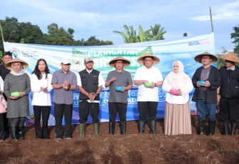 Menteri Desa dan Pembangunan Daerah Tertinggal (Mendes PDT) Yandri Susanto bersama Wakil Mendes PDT Ahmad Riza Patria melakukan penanaman benih jagung di Desa Cisaat. Kecamatan Ciater, Kabupaten Subang, Rabu (15/1/2025)