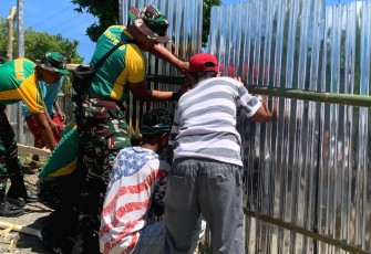 Satgas Pamtas Yonarmed 12 Kostrad Bantu Warga Lakmaras Persiapkan Tradisi Sambut Baru