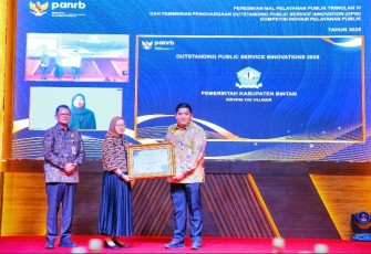 Bupati Bintan Roby Kurniawan menerima penghargaan Outstanding Public Service Innovation (OPSI) dalam ajang Kompetisi Inovasi Pelayanan Publik (KIPP) yang digelar Kementerian Pendayagunaan Aparatur Negara dan Reformasi Birokrasi (PANRB) Republik Indonesia