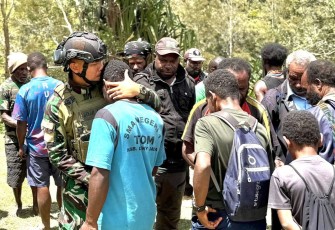 Tangis Haru Warga Distrik Malagai di Bahu Prajurit Badak Hitam