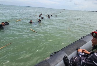 Pembongkaran Pagar Laut Ilegal di perairan Tangerang.