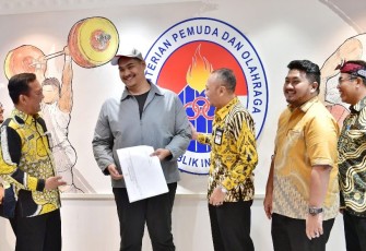 Sesmenpora Gunawan Suswantoro saat menerima Wali Kota Tegal, Dedy Yon Supriyono di Ruang Rapat Lantai 10, Kemenpora, Jakarta, Senin (24/3)