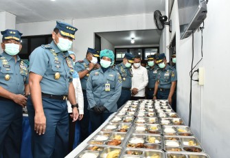 Panglima Kolinlamil bersama Kasal saat Tinjau Proses Pengolahan Makan Bergizi Gratis