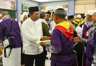 Gubernur Kepulauan Riau H. Ansar Ahmad menyambut langsung kepulangan jamaah haji kloter pertama Embarkasi Batam di Aula Arafah I Asrama Haji Batam, Kamis (12/6)