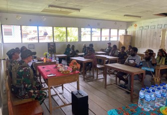 Satgas TNI Tanamkan Semangat Kebangsaan kepada Orang Tua Siswa SD Inpres Sinak