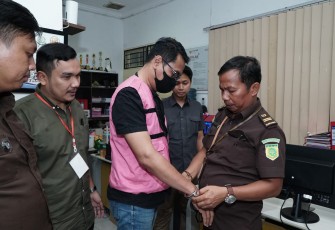 Tim Penyidik Kejati Sumut Serahkan Tersangka Dugaan Korupsi Penyaluran Kredit PT Bank Sumut Cabang Melati