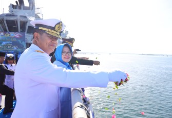 Pangkoarmada III saat tabur bunga di atas kapal perang menjadi simbol penghormatan yang mendalam terhadap pengorbanan para prajurit Jalasena.