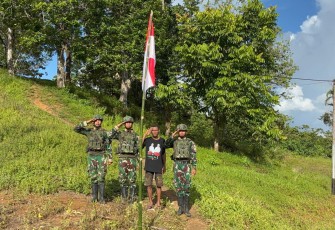 Satgas Yonif 126/KC dan Warga Bersatu Kibarkan Semangat Merah Putih