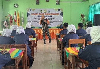 Babinsa Banjarsari Tanamkan Jiwa Kepemimpinan bagi Pelajar SMPN 1 Nglames