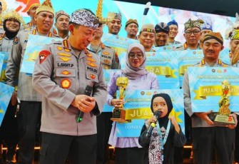 Momen mengharukan terjadi dalam acara Awarding Day Apresiasi Kreasi Polri untuk Masyarakat yang digelar di Auditorium Mutiara PTIK, Jakarta Selatan, Selasa (22/7/2025)