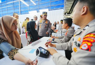 Kapolri Jenderal Listyo Sigit Prabowo menghadiri kegiatan bakti kesehatan (Baktikes) Polri dan donor Darah KSPSI AGN di Tangerang, Banten, Rabu (2/7/2025)