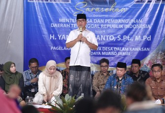 Mendes PDT Yandri Susanto saat memberi arahan dalam acara sarasehan bersama warga Desa Danau Lamo, Kecamatan Maro Sebo, Kabupaten Muaro Jambi, pada Minggu (5/1/2024) malam.
