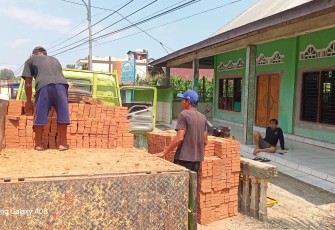  Satgas Pra TMMD Ke-124 Kodim 0408/BS Bantu Angkut Material Batu Bata
