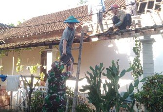 Babinsa Desa Banjarsari Wetan saat Bantu Warga Renovasi Rumah