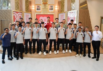 Menpora Ario Bimo Nandito Ariotedjo foto bersama dengan Timnas Futsal SEA Games di Jakarta, Rabu (3/9)