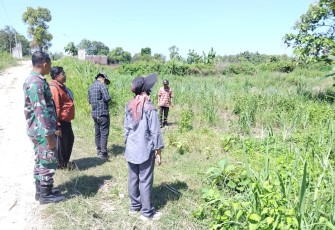 Babinsa Karanganyar Dampingi Survey Lahan Program IRPOM