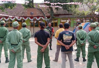 Babinsa Desa Mruwak Berikan Pelatihan Bagi Linmas