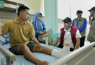Wakil Menteri Sosial (Wamensos), Agus Jabo Priyono memberikan santunan untuk 3 ahli waris dari 5 korban meninggal dunia akibat bencana tanah longsor di Desa Cibeunying, Kecamatan Majenang, Kabupaten Cilacap, Jawa Tengah, Minggu (16/11/2025)