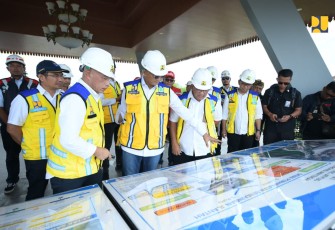 Menteri Pekerjaan Umum Dody Hanggodo saat tinjau Bendungan Jlantah di Kabupaten Karanganyar, Kamis (2/1/2025).