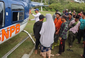 Helikopter BNPB menerbangkan bantuan logistik yang akan didistribusikan kepada warga terdampak banjir dan tanah longsor di Provinsi Aceh