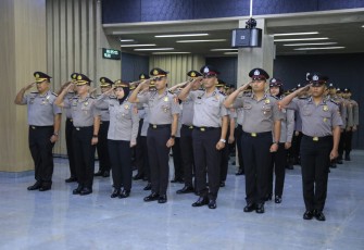 Kepala Divisi Humas Polri, Irjen Pol Sandi Nugroho, memimpin upacara laporan kenaikan pangkat personel Divisi Humas Polri yang digelar pada Rabu (31/12/2025) di Aula Rastra Sewakottama, Gedung Divhumas Polri, Jakarta