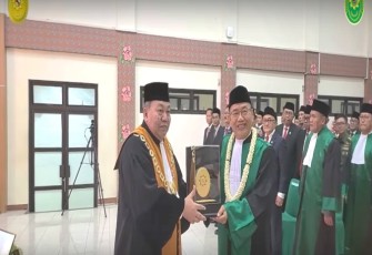 Wakil Ketua Mahkamah Agung (MA) Bidang Non Yudisial, Suharto, S.H., M.Hum., melepas Arfan Muhammad dengan tulus dan hangat pada Acara Wisuda Purnabakti yang digelar di Pengadilan Tinggi Agama Bengkulu