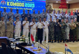 Foto bersama usai acara Final Planning Conference (FPC) untuk kegiatan Multilateral Naval Exercise Komodo (MNEK) 2025 di Bali, Kamis (9/1/2025).