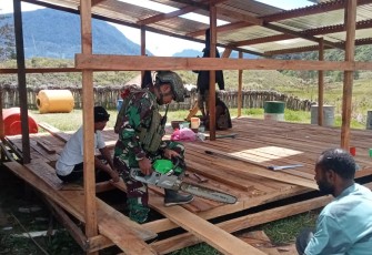 Satgas Yonif 700/WYC Pos Kodim Persiapan Bantu Rehab Rumah Warga di Kampung Wako