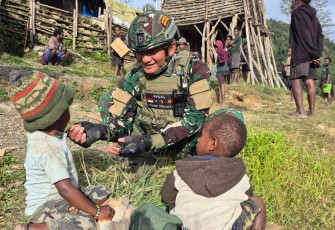 Kisah Heroik Satgas TNI di Kampung Wombru