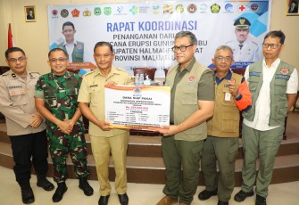 Raditya Jati selaku Deputi Bidang Sistem dan Strategi BNPB sebagai perwakilan BNPB saat memberikan bantuan secara simbolis kepada Sekretaris Daerah Halmahera Barat di Kantor Bupati Halmahera Barat, pada Selasa (21/1).