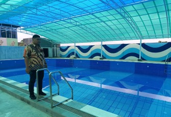 Direktur Utama PUD Aneka Usaha, Samidi, saat mengecek hasil pembangunan kolam renang khusus wanita di Intanpari Waterpark Karanganyar, Rabu (1/1/2024)