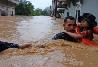 TNI AL Evakuasi Masyarakat Terdampak Bencana Banjir di Tapanuli Tengah 