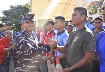 Satgas Trisila-25 TNI AL menggelar kegiatan karya bakti di kawasan Pantai eks lokasi Sail Indonesia, Kabupaten Morotai, Rabu (18/6)