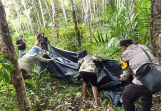 Penemuan sesosok mayat yang diperkirakan berjenis laki-laki dengan kondisi tubuh sudah membusuk di penuhi belatung, sempat menggegerkan warga di Bumi Sebiduk Sehaluan, khususnya warga masyarakat Desa Raman Jaya, Kecamatan Belitang II, Kabupaten Oku Timur dan sekitarnya, Senin (15/09/2025)