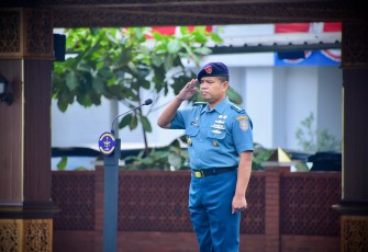 Kepala Dinas Administrasi Personel (Kadisminpers) Kolinlamil Kolonel Laut (P) Amin Wibowo, S. T memimpin upacara rutin penaikan bendera di lapangan Moeljono Silam Mako Kolinlamil Tanjung Priok, Jakarta Utara, pada hari Senin (11/8)