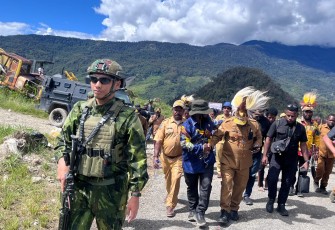 Satgas TNI Kawal Kunker Bupati Puncak