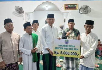 Wabup Kaur saat Safari Ramadan di masjid Nurul Iman Desa Tanjung Baru Kecamatan Kinal