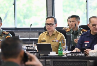 Wakil Menteri Dalam Negeri (Wamendagri) Bima Arya Sugiarto pada Rapat Evaluasi Percepatan Pembangunan KDKMP yang digelar secara hybrid dari Ruang Rapat Paripurna Gedung Pimpinan, Markas Besar (Mabes) Tentara Nasional Indonesia (TNI), Cilangkap, Jakarta, Selasa (25/11/2025)