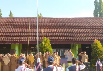 Personel Polsek Belitang III Jadi Pembina Upacara di SMP Negeri I Belitang Jaya