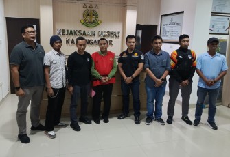 AN (mengenakan rompi tahanan) tersangka kasus dugaan korupsi mega proyek pembangunan Masjid Agung Madaniyah, saat berada di kantor Kejari Karanganyar, Jumat (2352025) malam.