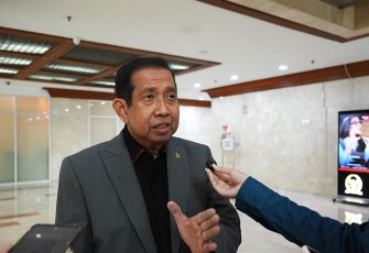 Anggota Komisi III DPR RI Safaruddin  sebelum mengikuti Rapat Paripurna Ke-9 Masa Persidangan II Tahun Sidang 2025-2026 di Gedung Nusantara II, Senayan, Jakarta, Selasa (25/11/25). 