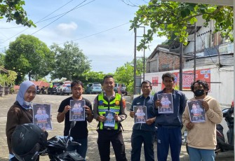 Anggota Satlantas Polres Blora melakukan sosialisasi Operasi Zebra Candi 2025 di Samsat Pembantu Cepu.
