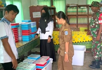 Babinsa Biak Timur mendampingi pembagian makan bergizi gratis