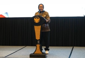 Wakil Kepala BGN bidang Komunikasi Publik dan Investigasi Nanik Sudaryati Deyang dalam pengarahannya di acara Sosialisasi dan Penguatan Tata Kelola MBG, Serta Pengawasan dan Pemantauan SPPG, di Ballroom Aston Inn, Lumajang, Sabtu, (13/12).