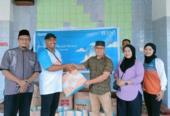 BNI Cabang Biak Numfor serahkan bingkisan Ramadan kepada pihak DMI untuk disalurkan kepada marbot masjid.