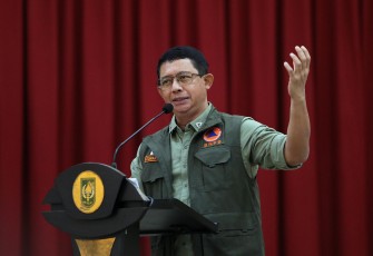 Kepala BNPB Letjen TNI Dr. Suharyanto S.Sos., memberikan arahan dalam Rapat Koordinasi Penanganan Kebakaran Hutan dan Lahan yang juga dihadiri oleh unsur K/L dan jajaran forkopimda Riau di pendopo kediaman Gubernur Riau, Kota Pekanbaru, Senin (28/4).
