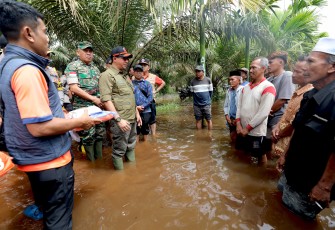 Kepala Badan Nasional Penanggulangan Bencana (BNPB) Letjen TNI Dr. Suharyanto S.Sos., M.M., meninjau lokasi terdampak banjir di Desa Kuala Mandor A, Kabupaten Kubu Raya, Kalimantan Barat pada Jumat (31/1).