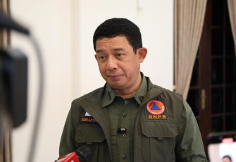 Kepala BNPB Letjen TNI Dr. Suharyanto saat sedang melaksanakan keterangan pers terkait dukungan BNPB dalam penanganan darurat atas bencana yang terjadi di sejumlah kabupaten di Sumatera Utara, saat melaksanakan kunjungan kerja ke Kabupaten Lumajang, Jawa Timur, Rabu (26/11).