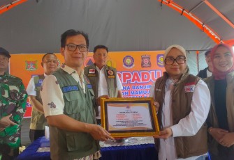 Penyerahan bantuan secara simbolis oleh Direktur Mitigasi Bencana Berton Suar Panjaitan kepada Bupati Mamuju Siti Sutinah Suhardi di Pos Komando Terpadu Penanganan Darurat Banjir dan Longsor Kabupaten Mamuju, Sulawesi Barat, Rabu (29/1)