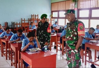 Babinsa Koramil 1708-01/Biak Timur mendampingi program distribusi Makanan Bergizi Gratis (MBG) di Distrik Biak Timur, Kabupaten Biak Numfor, Papua.